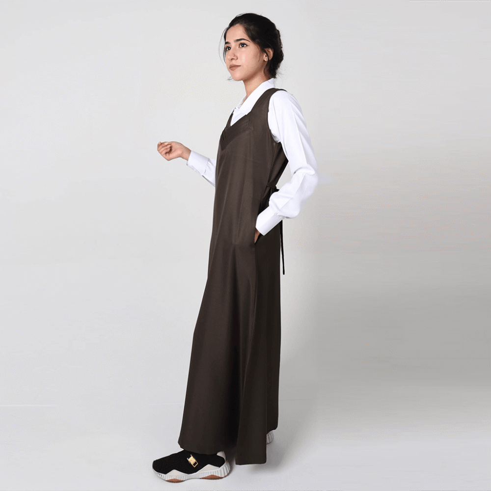 ⁦مريول شيال بني بقصة صدر مميزة للمرحلة المتوسطة أنيق⁩ - الصورة ⁦2⁩