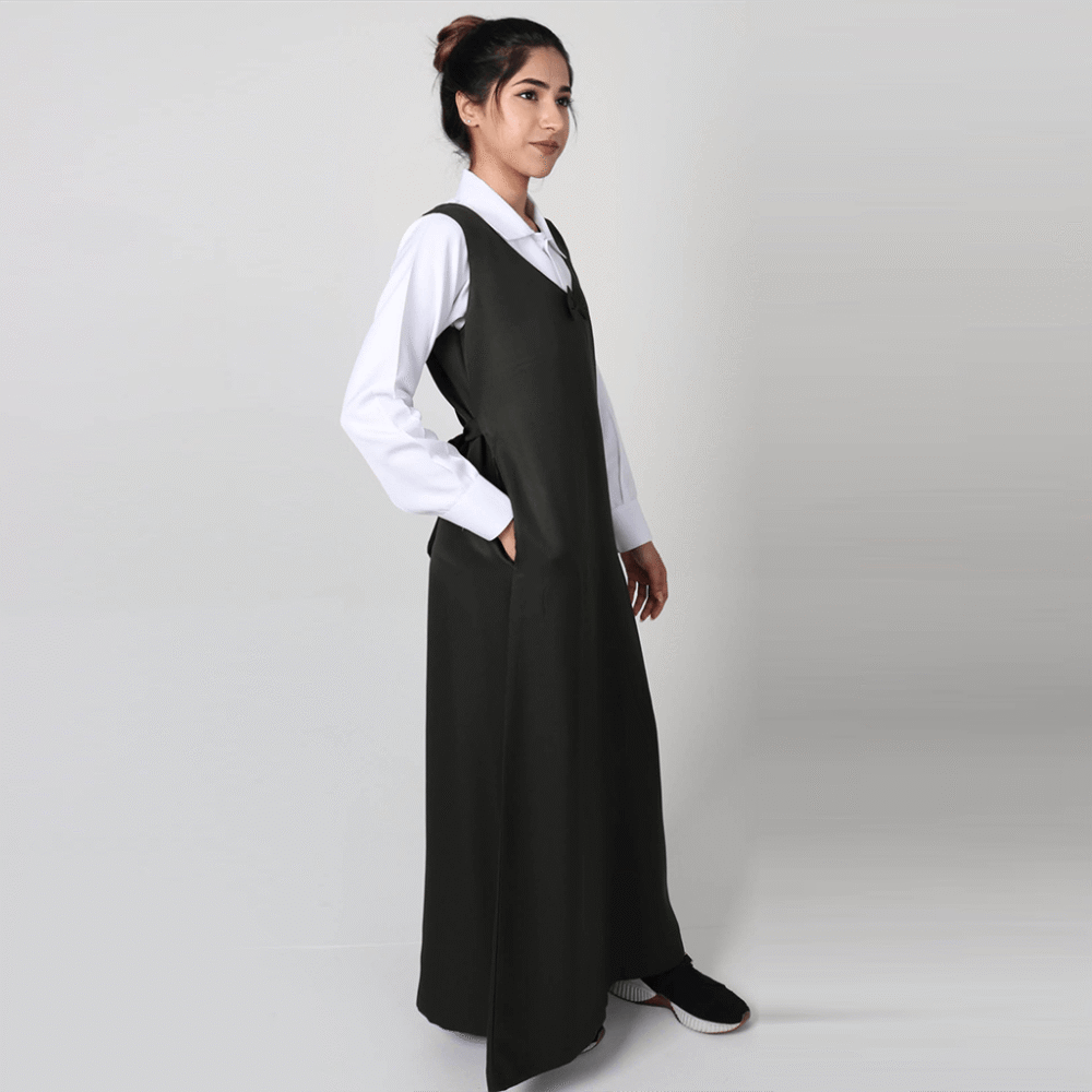 ⁦زي مريول متوسط زيتي مع فيونكة بتصميم أنيق⁩ - الصورة ⁦3⁩